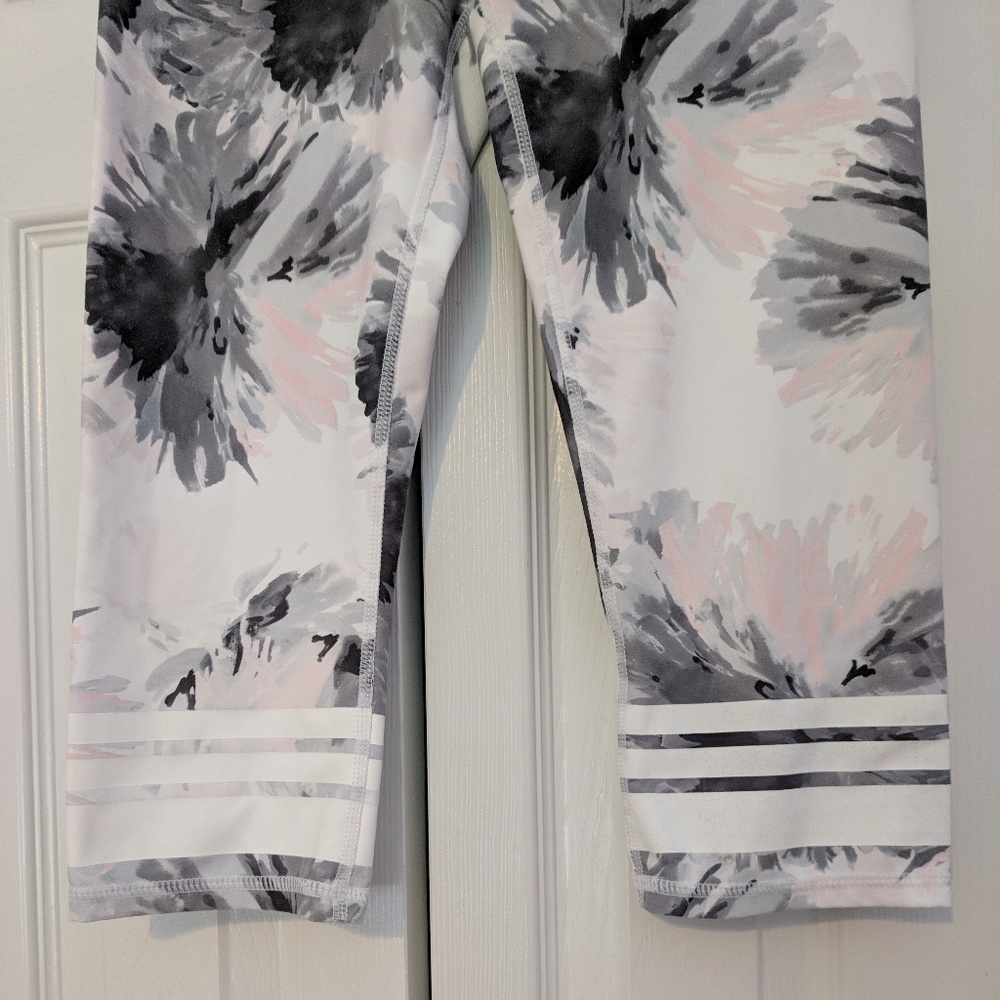 Fabletics cropped pattern workout leggings - Picture 5 of 7